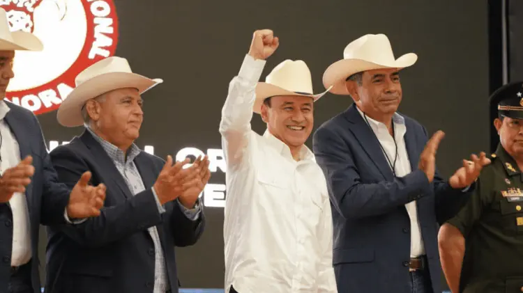 Alfonso Durazo acompañó a Juan Carlos Ochoa en su primer informe. (Foto: Especial/EXPRESO)