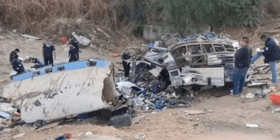 Autobús cae a barranco y deja 18 muertos; hay más de 11 niños heridos