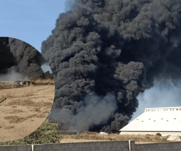 Incendio genera enorme columna de humo en el Ejido La Victoria