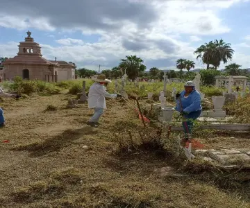 Refuerzan limpieza de panteones para 10 de mayo en Guaymas