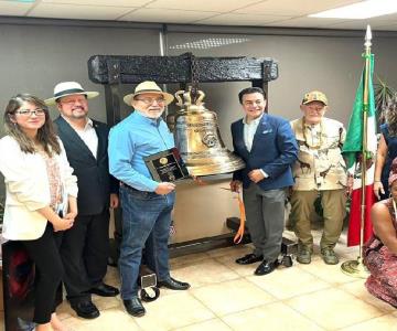 Rector de UES recibe premio de Hombre del Año en Sonora