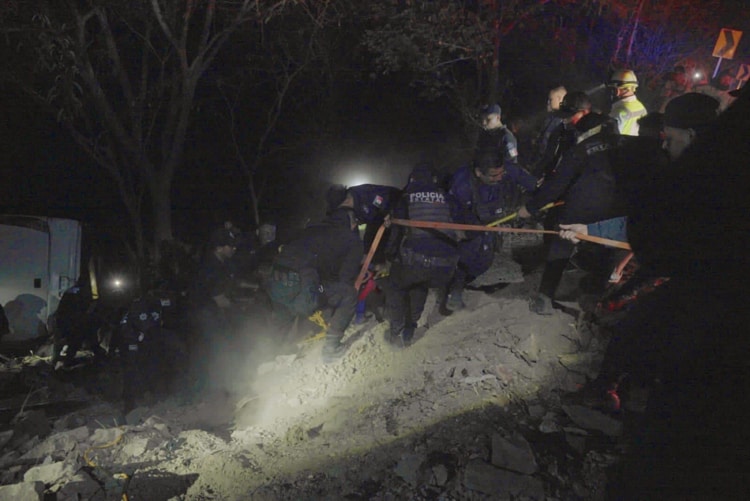 Autobús cae a barranco y deja 18 muertos; hay más de 11 niños heridos