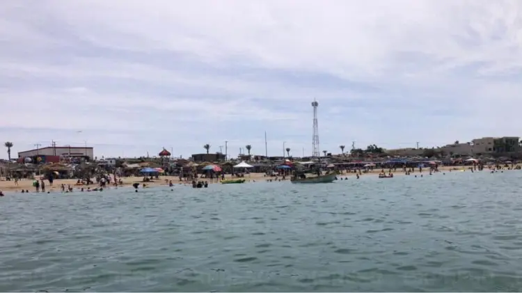 Hermosillenses acuden este domingo a Bahía de Kino. (Foto: Jesús Ballesteros / EXPRESO)