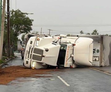 Se vuelca tráiler cargado con 35 toneladas de velas; le ganó la curva