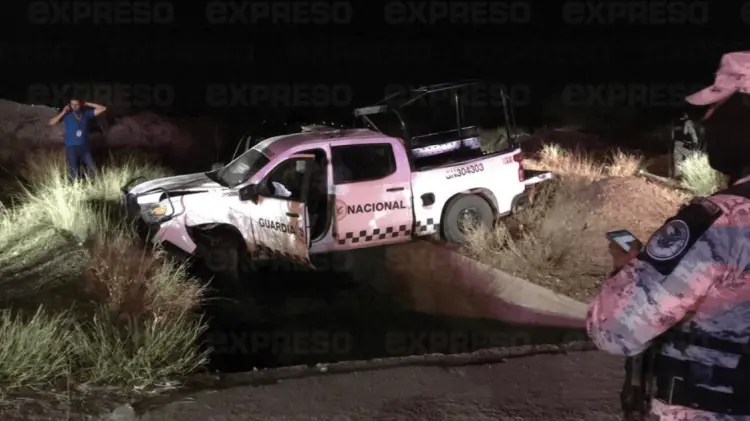 El vehículo de la Guardia Nacional quedó suspendido en el vado. (Foto: Jorge Flores/EXPRESO)