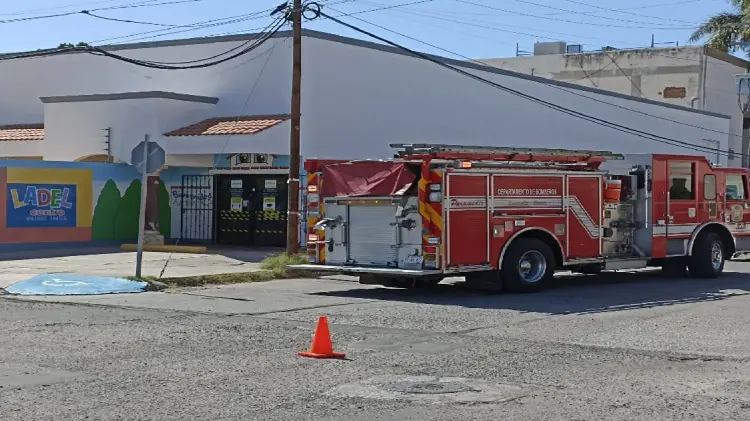Bomberos atienden supuesta fuga de gas en guardería (Foto: Tadeo Cruz/EXPRESO)