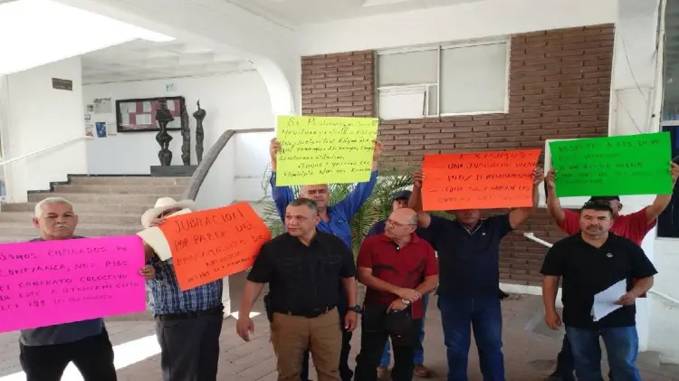 Policías de Navojoa se manifiestan para exigir su jubilación (Foto: John Castellón/EXPRESO)
