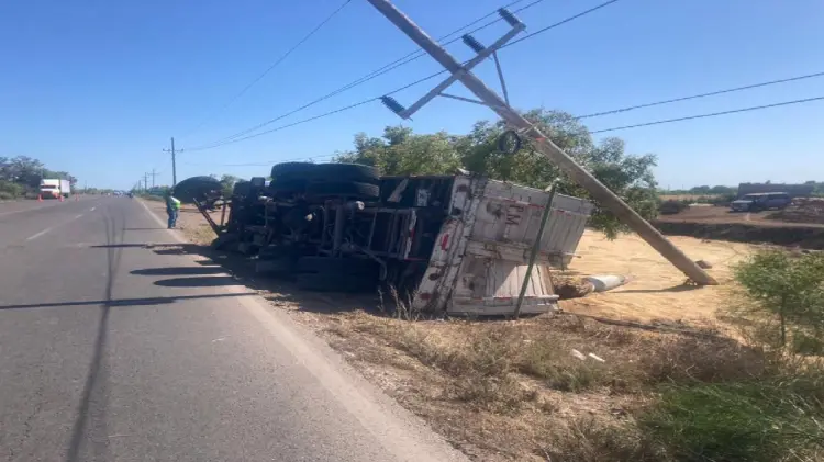 Camión tipo torton quedó volcado en carretera Huatabampo-Etchojoa (Foto: John Castellón/EXPRESO)