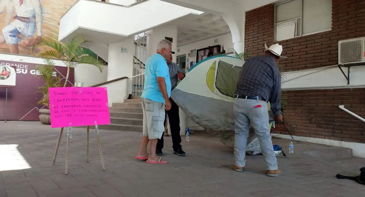 Policías instalan plantón en Palacio de Navojoa