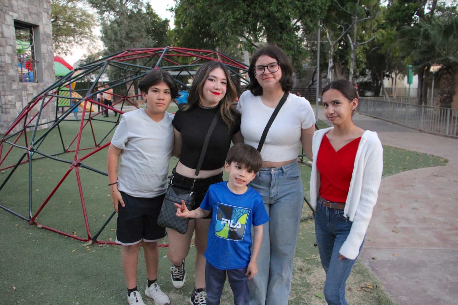 Conviven en familia en el Parque Infantil del DIF