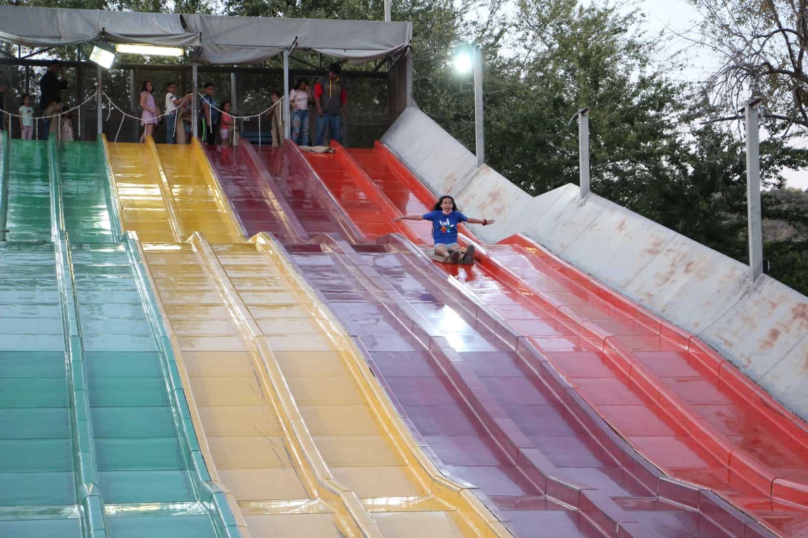 Conviven en familia en el Parque Infantil del DIF