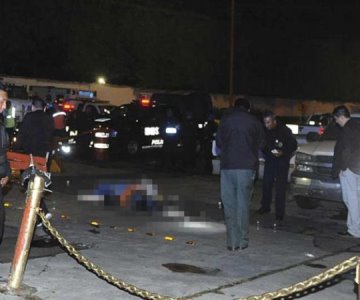 Dealers atacan y asesinan a hombres que bebían en la calle