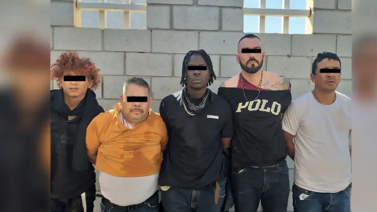 En imagen las cinco personas detenidas en el operativo de liberación de migrantes. (Foto: Especial)