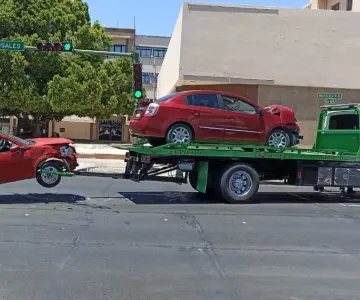 Choque en la Rosales; iban en sentido contrario y huyeron del lugar
