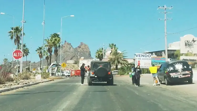 Los menores suelen hacer esta práctica sobre el bulevar Tetakawi. (Foto: Especial / EXPRESO)