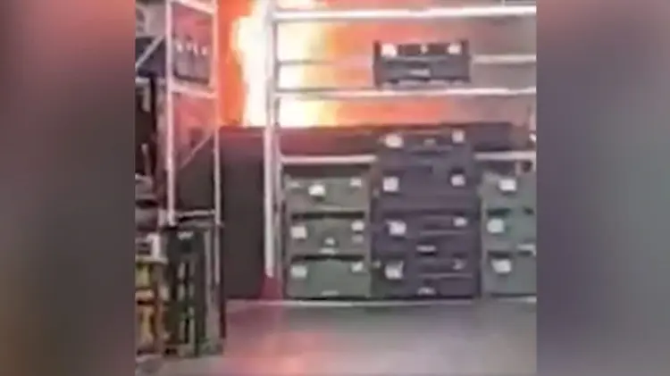 El incendio fue captado en videos que circularon por redes. (Foto: Captura de video)