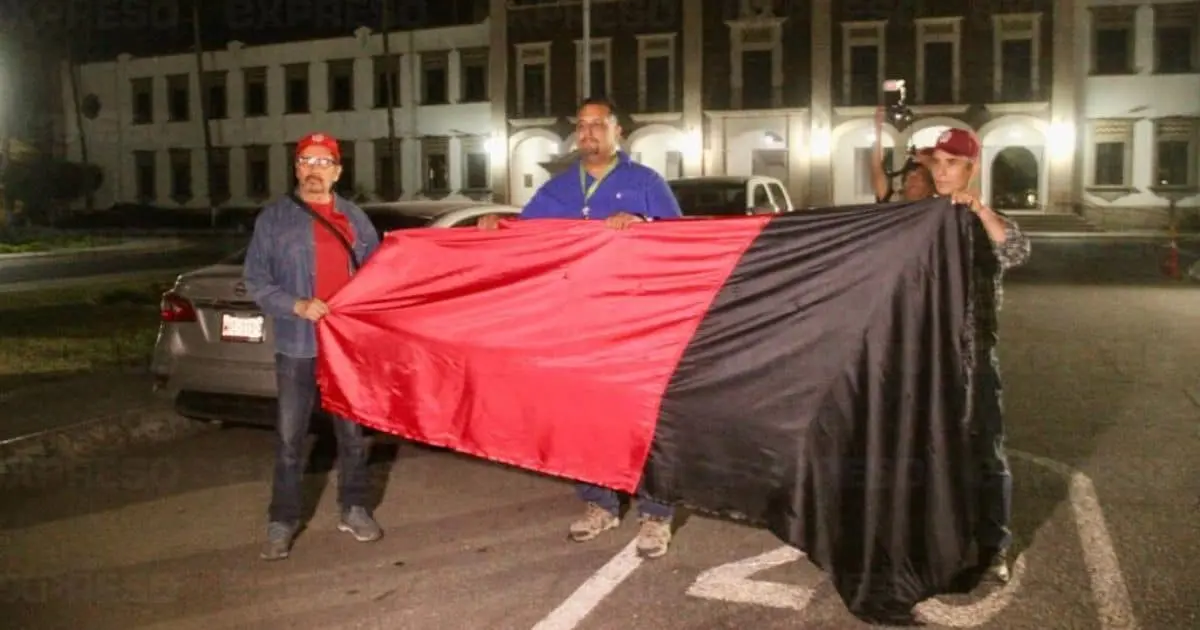 Huelga en la Unison es oficialmente levantada; retiran candados y banderas