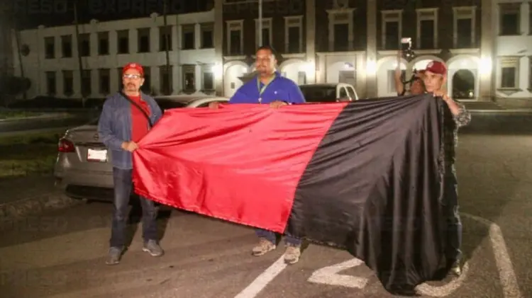 Las banderas y candados fueron retirados a las 8:30 de la noche. (Foto: Jorge Flores / EXPRESO)