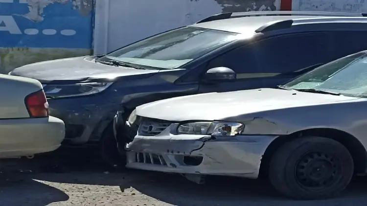 Choque entre dos vehículos deja daños materiales (Foto: Tadeo Cruz/EXPRESO)