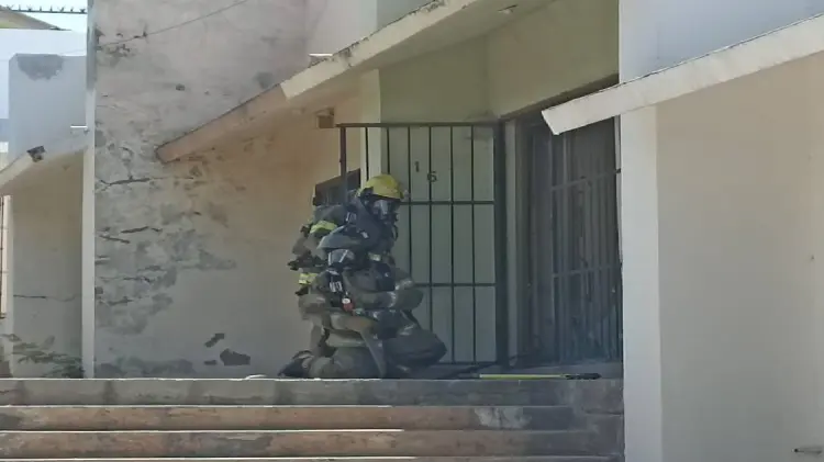 Bomberos sofocan llamas de local por corto circuito (Foto: Tadeo Cruz/EXPRESO)
