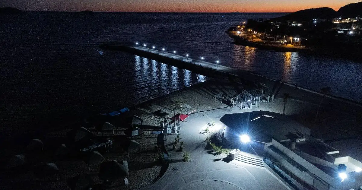 Instalan lámparas solares en playa El Veneno en Guaymas