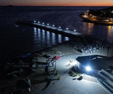 Instalan lámparas solares en playa El Veneno en Guaymas