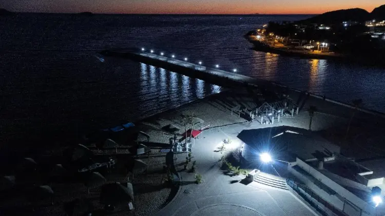 Instalan lámparas solares en playa El Veneno (Foto: Especial/EXPRESO)