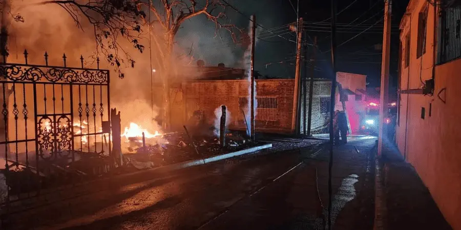 Rescatan a 3 personas de incendio en su hogar; sale señor mayor herido