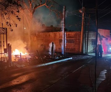 Rescatan a 3 personas de incendio en su hogar; sale señor mayor herido