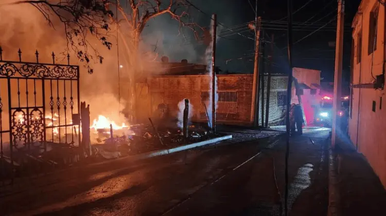 Rescatan a 3 personas de incendio. (Foto: Cortesía / EXPRESO)