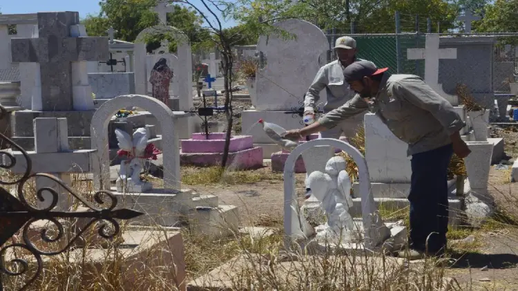 Vectores aplican larvicida para prevenir proliferación de mosquitos (Foto: John Castellón/EXPRESO)