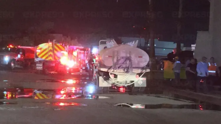 Cuerpo de Bomberos acudió en atención del siniestro. (Foto: Jorge Flores / EXPRESO)
