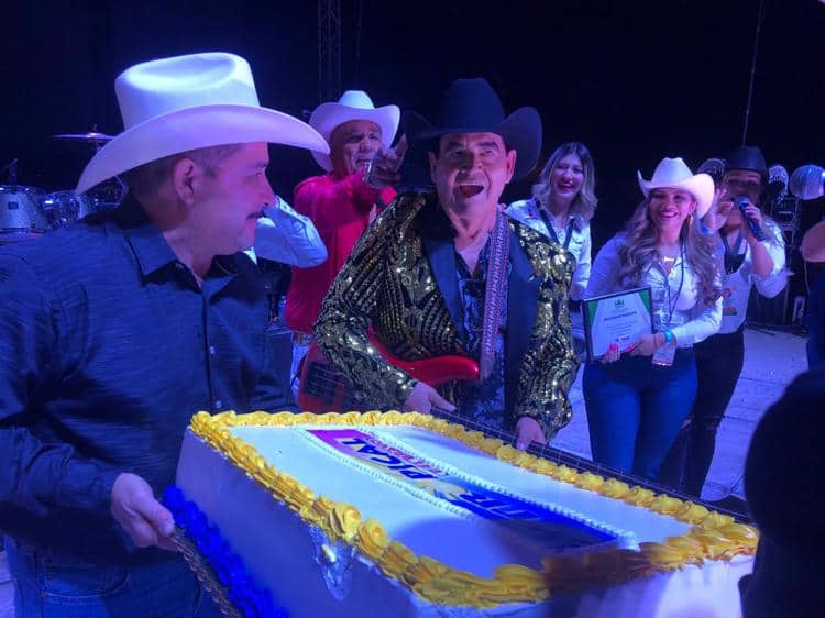 Bailan al ritmo de Beto Hernández y Tropical del Bravo en Hermosillo