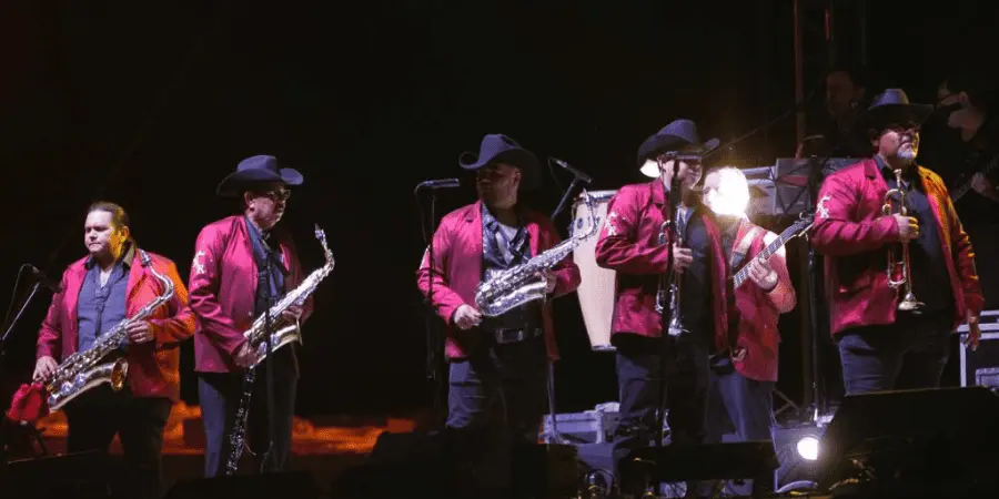 Bailan al ritmo de Beto Hernández y Tropical del Bravo en Hermosillo