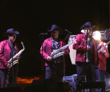 Bailan al ritmo de Beto Hernández y Tropical del Bravo en Hermosillo