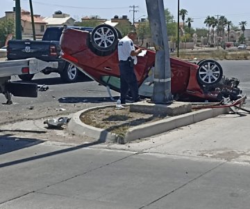 Auto se vuelca tras aparatoso accidente en bulevar Paseo Las Quintas