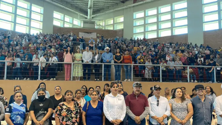 Entregan tarjetas de apoyo Sedesson. (Foto: Cortesía / EXPRESO)