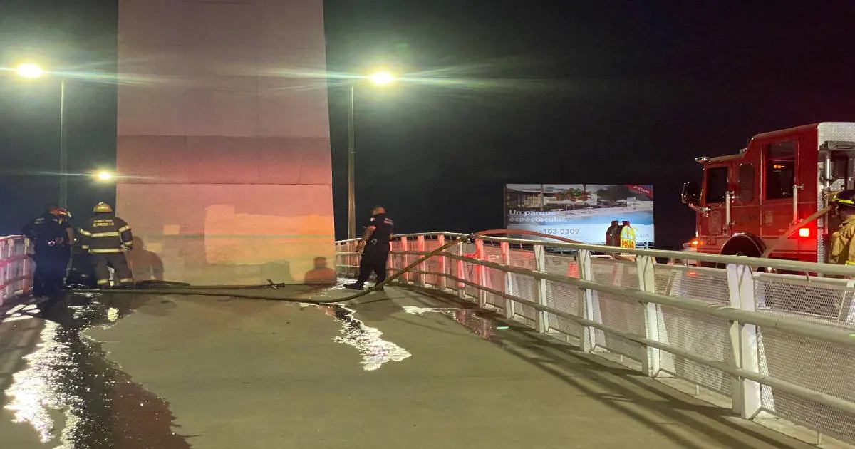 Sofocan bomberos conato de incendio en puente de bulevar Morelos