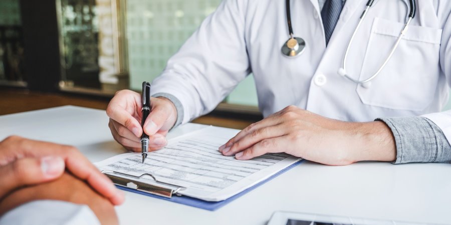Reconocido médico es denunciado por abuso; está vinculado a proceso