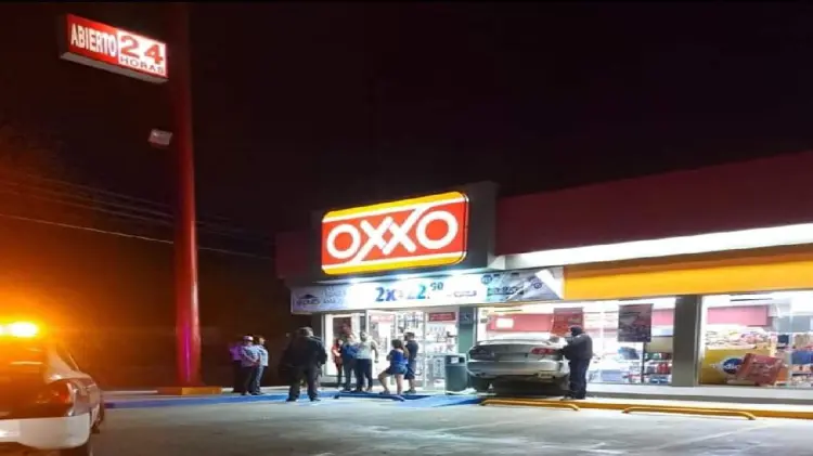 Vehículo pierde control y termina dentro de una tienda (Foto: Especial/EXPRESO)