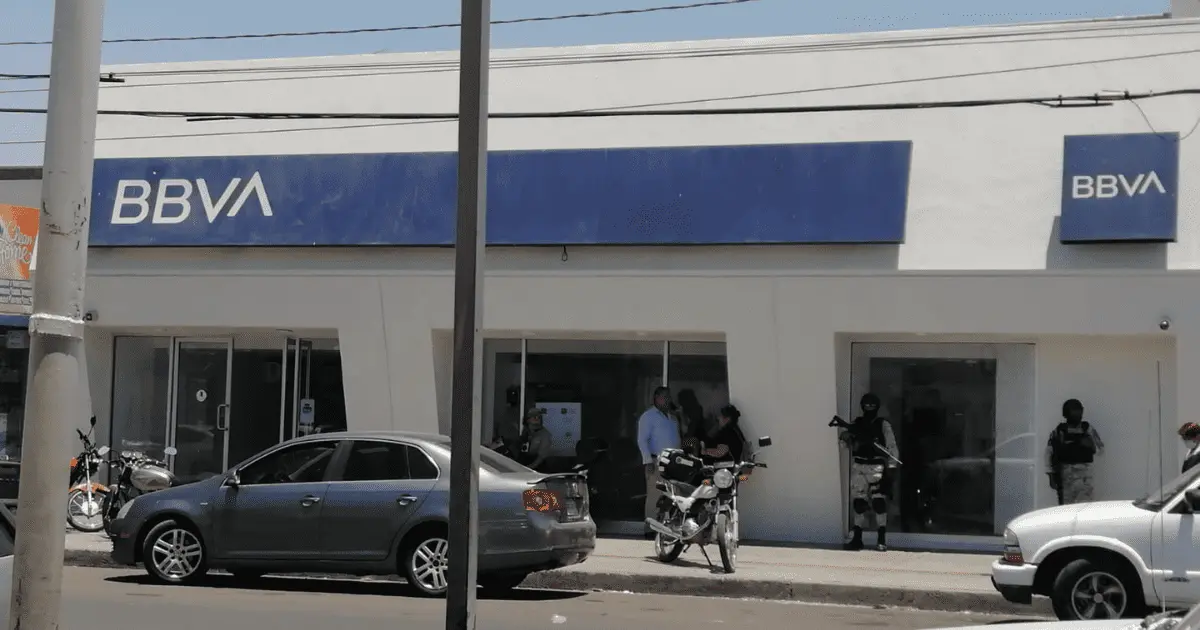 Jóvenes asaltan a adulto mayor y le quitan 130 mil pesos por fuera de banco