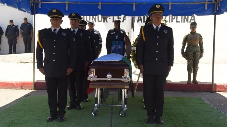 Se llevó a cabo una guardia de honor al elemento fallecido. (Foto: Especial / EXPRESO)