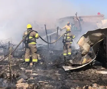 Incendio arrasa con 5 viviendas en la invasión Guayacán