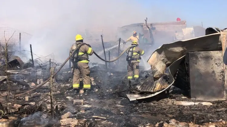 Elementos de Bomberos acudieron a sofocar las llamas. (Foto: Jesús Ballesteros / EXPRESO)