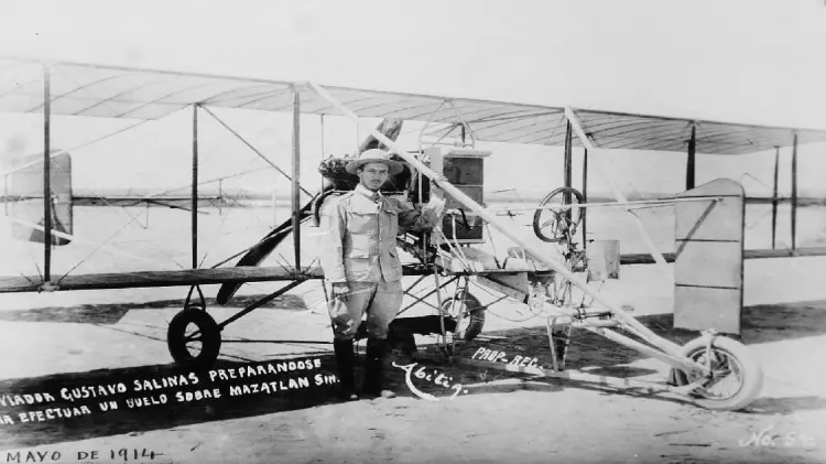 Gustavo Salinas antes de pilotar el Avión Sonora en 1914 (Foto: Especial/EXPRESO)