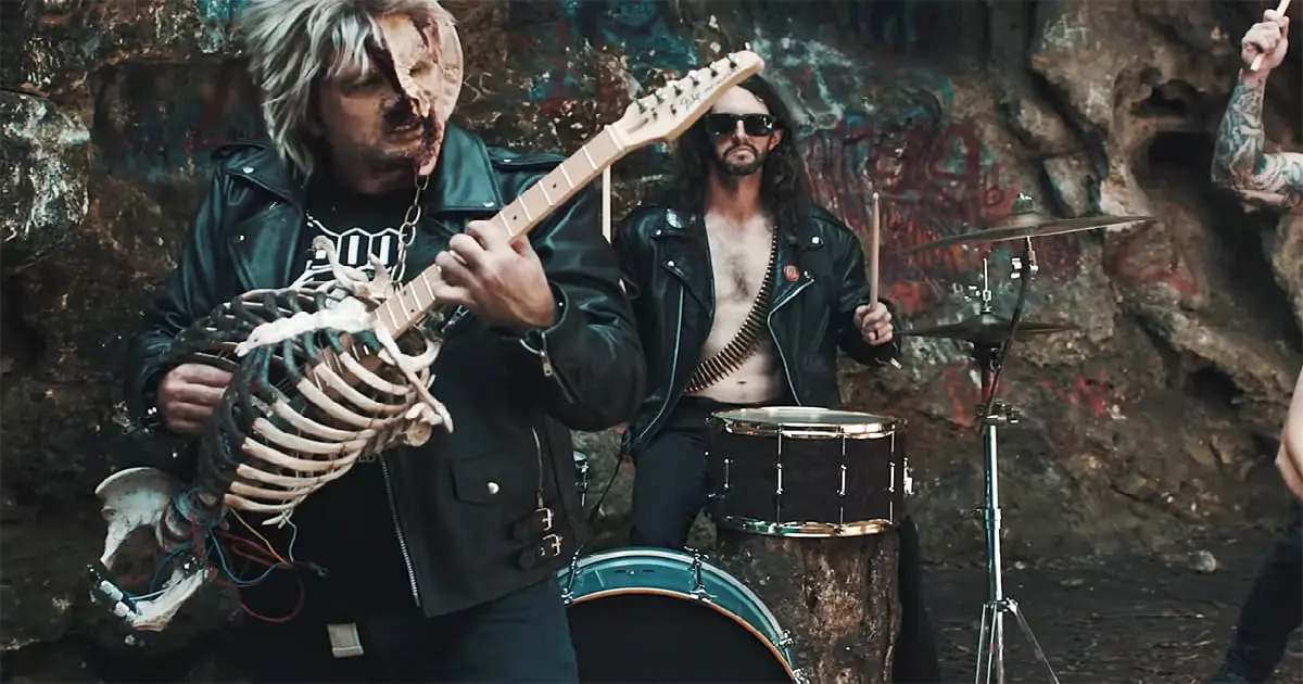 Metalero convierte cadáver de su tío en una guitarra eléctrica