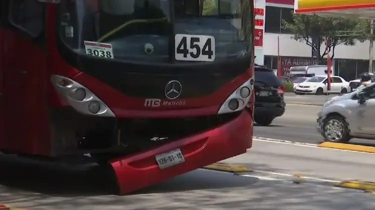 Muere mujer al ser atropellada por metrobús en CDMX