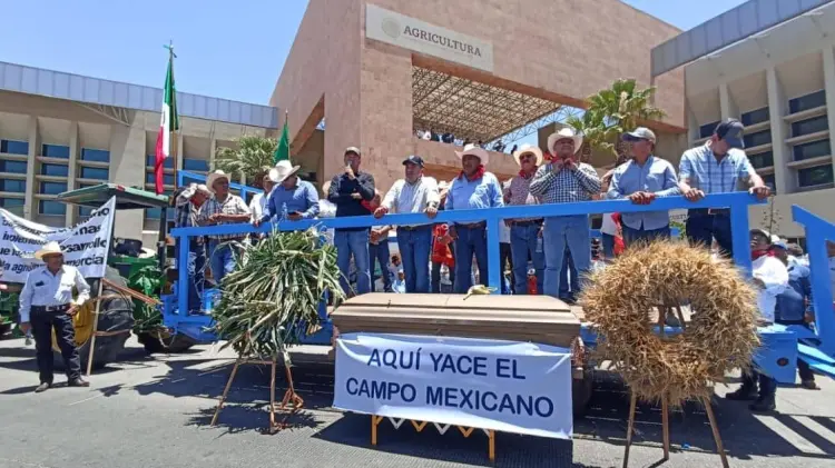 Los productores instalaron un ataúd a las afueras de las oficinas. (Foto: Ana Camargo / EXPRESO)