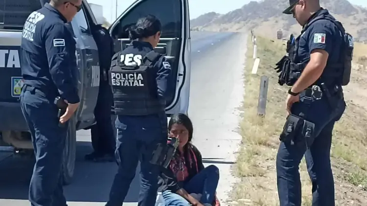 Policías ayudan a mujer desorientada en Hermosillo-Guaymas (Foto: Tadeo Cruz/EXPRESO)