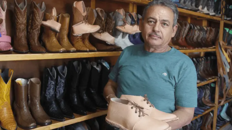 David Olivares Abril confecciona todo tipo de productos con base de piel. (Foto: J. Ballesteros/EXP)